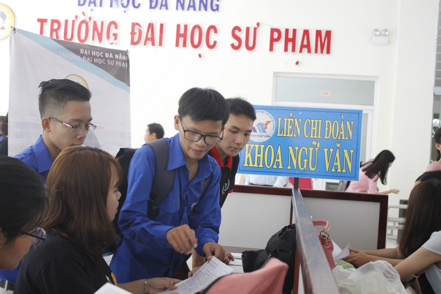 Trường Đại học Sư phạm – ĐHĐN: Đón hơn 2000 tân sinh viên về làm hồ sơ nhập học